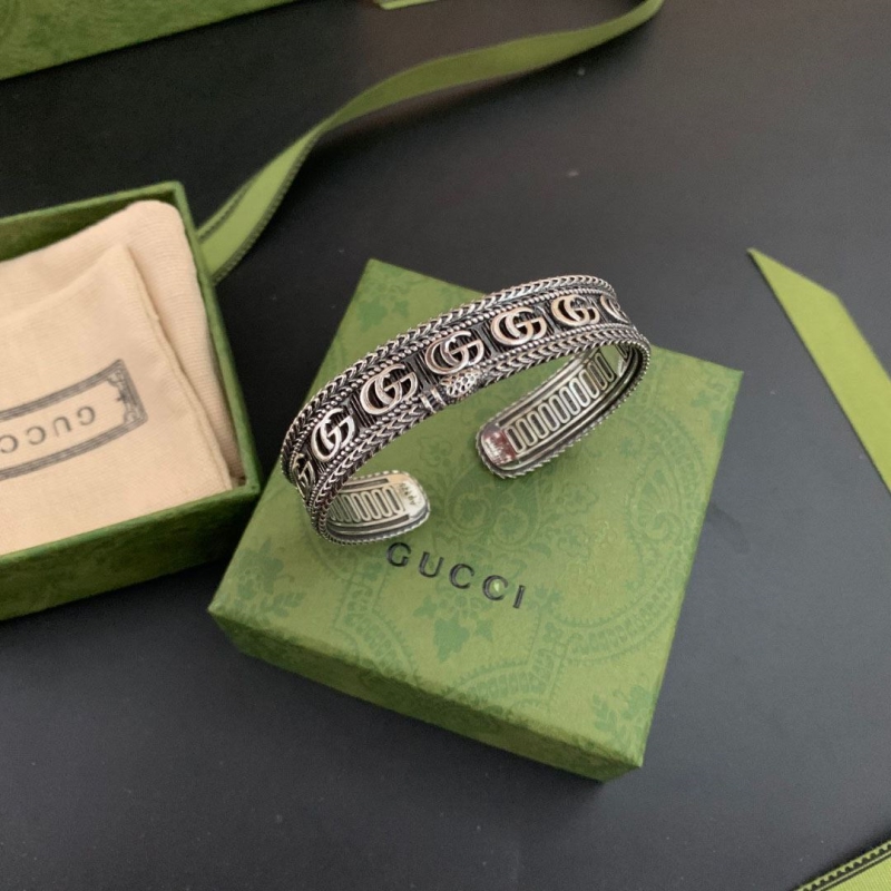 G*u*i bracelets